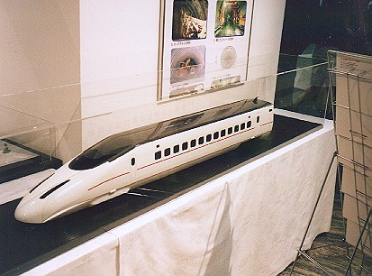 02年11月に博多駅で展示されていた800系先頭車の模型