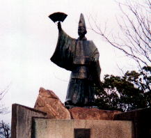 高島台に立つ平清盛の銅像