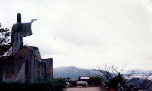 高島台に立つ平清盛の銅像