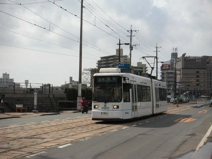 熊本市内を走る新型の超低床電車