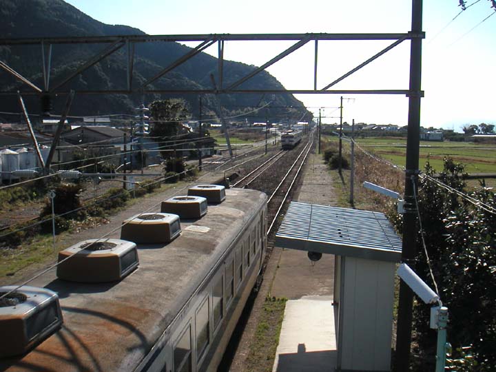 鹿児島本線肥後二見駅で交換する普通列車