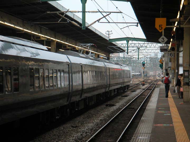 博多駅を発車する特急「つばめ」