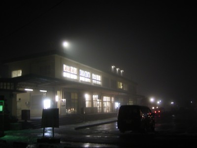 霧の吉田駅[04.03.05]