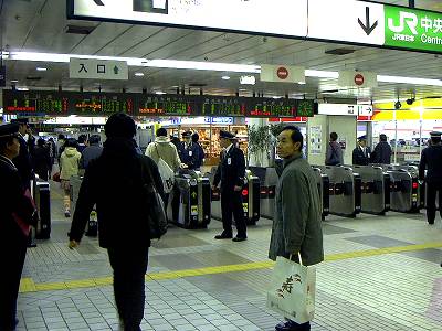自動改札機導入初日、仙台駅中央改札の様子