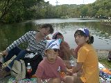 池のほとりでおやつタイム