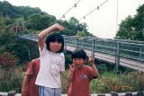 花の谷の吊り橋で、愛子・洋