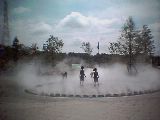 「霧の広場」で大ハシャギ