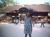 大山祗神社本殿前で愛子