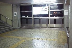 愛環線瀬戸市駅の階段 (2000/2/14)