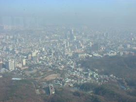 南山タワーからソウル市街を見下ろす