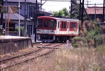 三河平坂駅を出て行く上り列車