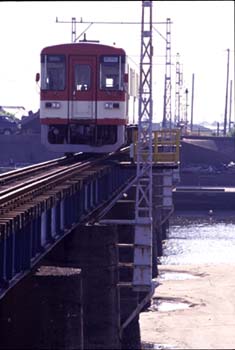 矢作古川橋りょうを渡る下り列車