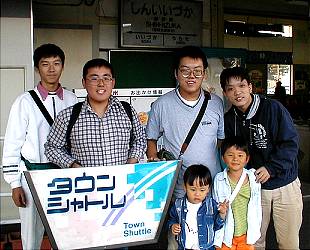 新飯塚駅にて。異常に目立つツアー参加者の面々。