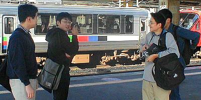 博多駅にて。旅路に思いを寄せる参加者たち
