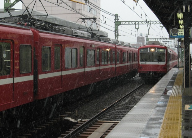 赤い電車と、降る雪と