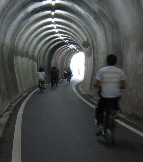 玉野市内、旧・玉野市営電鉄跡のトンネル