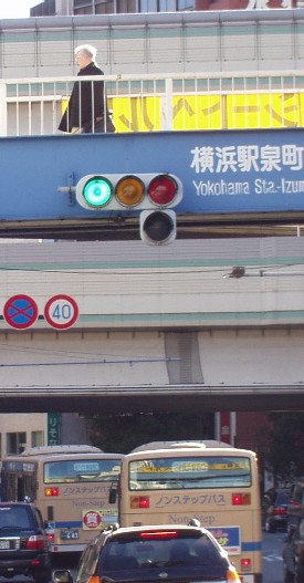 横浜駅北口・道路と歩道橋と高速道路
