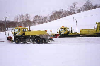 北見峠頂上で働く除雪車