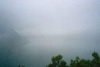 霧に包まれた摩周湖