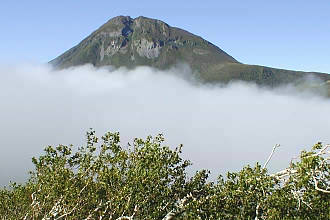 霧に煙る羅臼岳