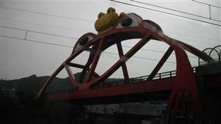 印南駅近くの、かえるの橋