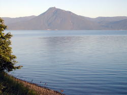 朝日を浴びる支笏湖と恵庭岳