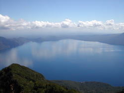 写真には納まりきれない支笏湖の大パノラマ！
