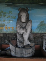 やさしそうな熊の木彫り