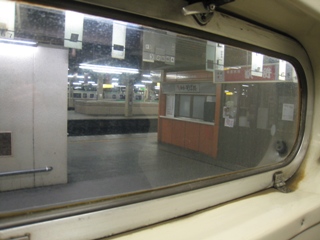 客車の洗面所の車窓