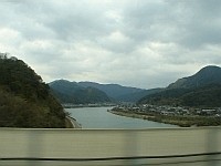 球磨川を渡る