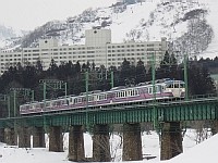 松川の鉄橋を渡る