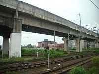 上越新幹線の橋脚が接近
