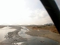 富士川を渡る
