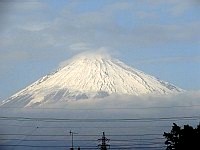 残雪を抱く富士山