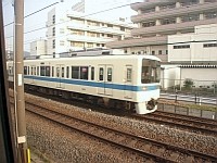 小田急線の列車とすれ違う