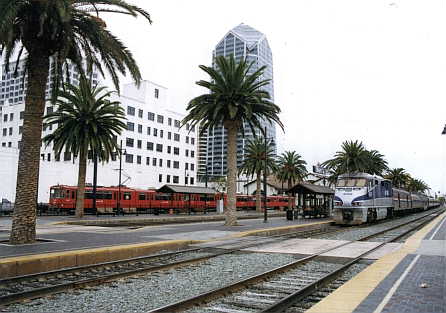 写真：サンタフェ。横の赤い電車に乗り換えます。
