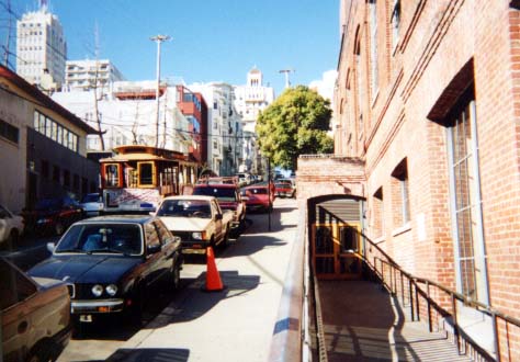 博物館の横を通ってチャイナタウンの方へ向かうケーブルカー