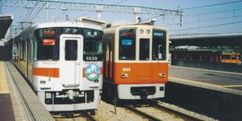明石駅で並んだ直通特急。左が山陽車の姫路ライナー、右が阪神車の大阪ライナー