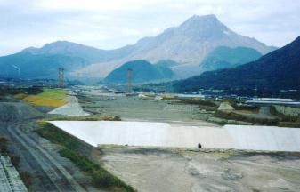 水無川の鉄橋から写した普賢岳。黄土色の山肌が噴火を思い出させる