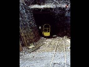 坑口とは反対側にあるトンネル。向こうに明かりが