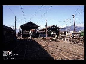 上田原の車庫。中央は長野電鉄から来た電車か。 右端には東急の電車も見える