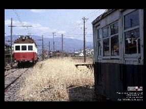 長野電鉄から来た電車がそのまま置かれている