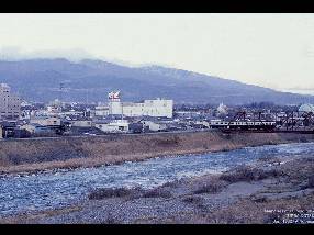 太郎山をバックにした上田市街地をあとにする。 昭和57年1月撮影