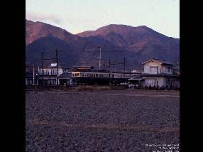 城下駅付近を夕日を浴びて走る丸窓電車。 昭和57年1月撮影