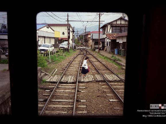 電車を降りた女学生が電車の前を渡っていく。長閑な、懐かしい光景だ。 昭和60年5月撮影