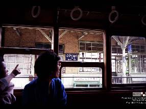 「中塩田駅」 丸窓電車の車内より。 昭和60年5月撮影