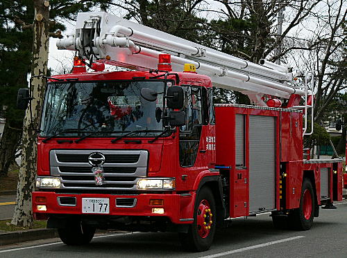 秋田地区共同防災組織　大型高所放水消防車