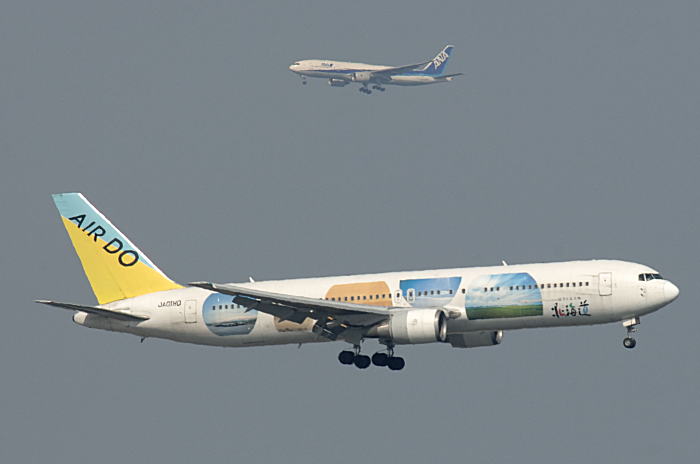 AIR DO B767-300（JA01HD）＆ANA B777-200（レジ不明）