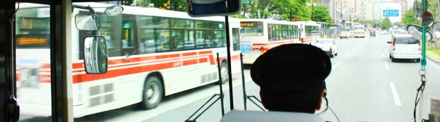 天神を走る西鉄高速バスの車窓から。西鉄バス運転士の背中が大きく見える