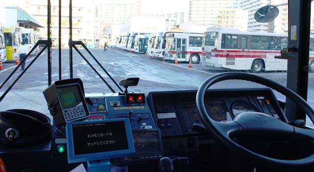 西鉄バスの運転席、博多営業所8501号車（日野ブルーリボン　ノンステップハイブリットバス／2011年式／LJG-HU8JMGP ）